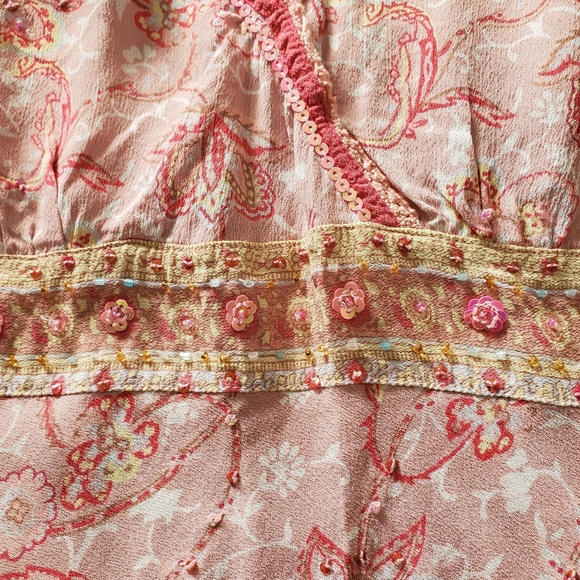 Quizz Dark and Lite Pink Sequenced Blouse, SIze Medium, - New Without Tags - Picture 2 of 3